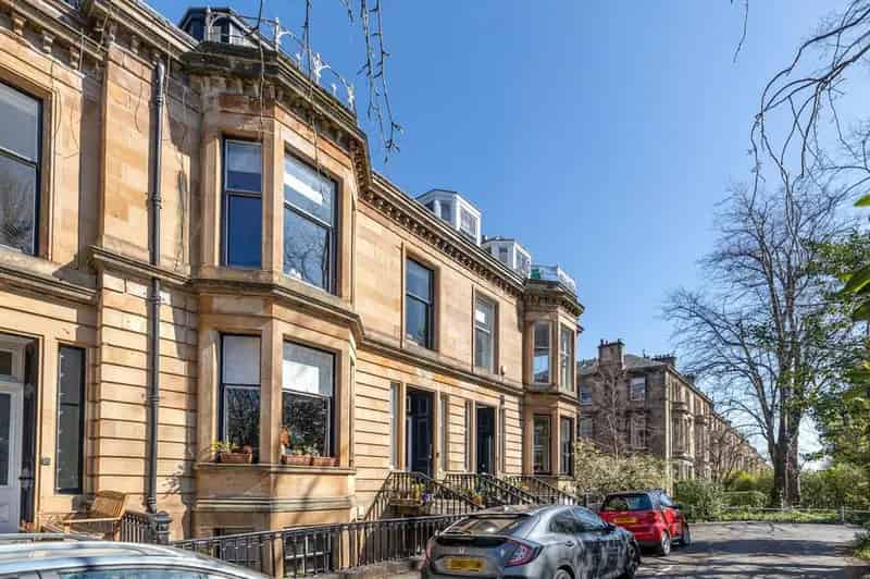 2 Bedroom Apartment for Sale in Elegant Dowanhill Townhouse
