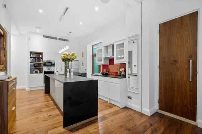 Chelsea Maisonette for Sale: 3 Beds, Modern Kitchen, Private Patio