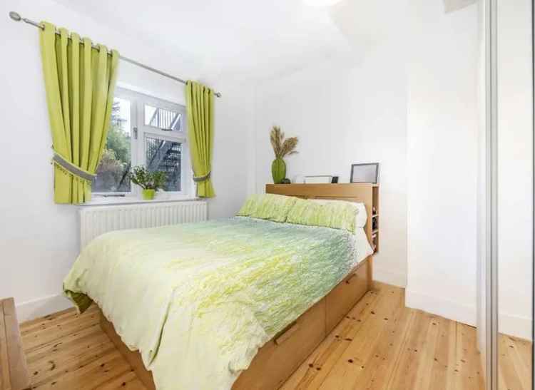 Flat For Sale in Hanley Road, London, England