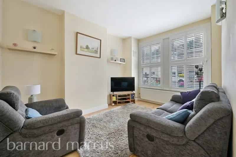 Two Bedroom Maisonette with Garden and Parking Tooting