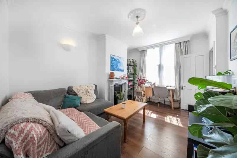 2 Bedroom Terrace House Near Tooting Bec Common