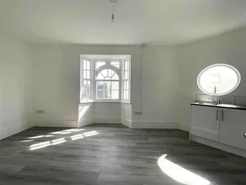 Brighton Studio Apartment - Modern Top Floor Flat
