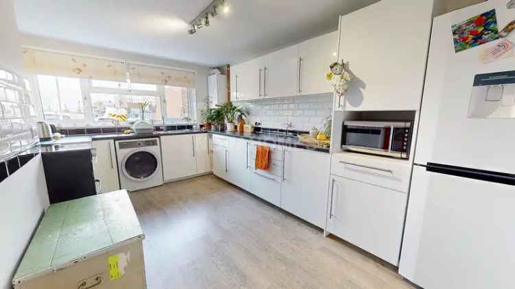3 Bedroom Terraced House to Rent Southway