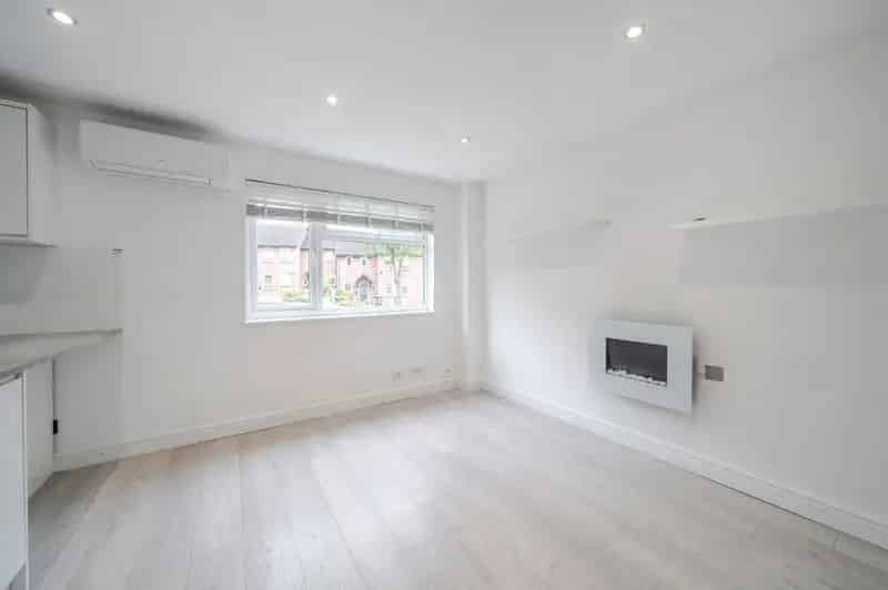 1 Bed House for Sale - Private Parking & Garden
