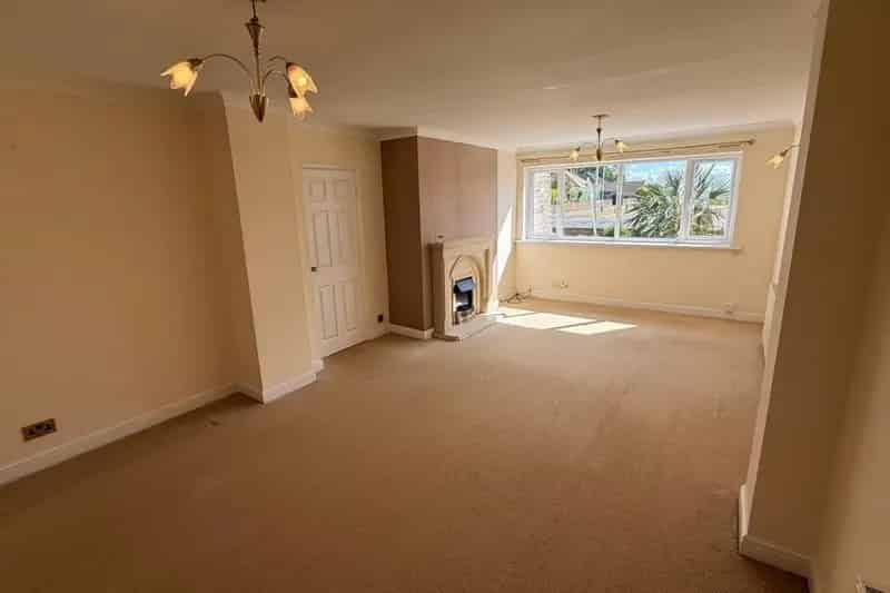 3 Bedroom House in Maltby with Large Garden and Garage