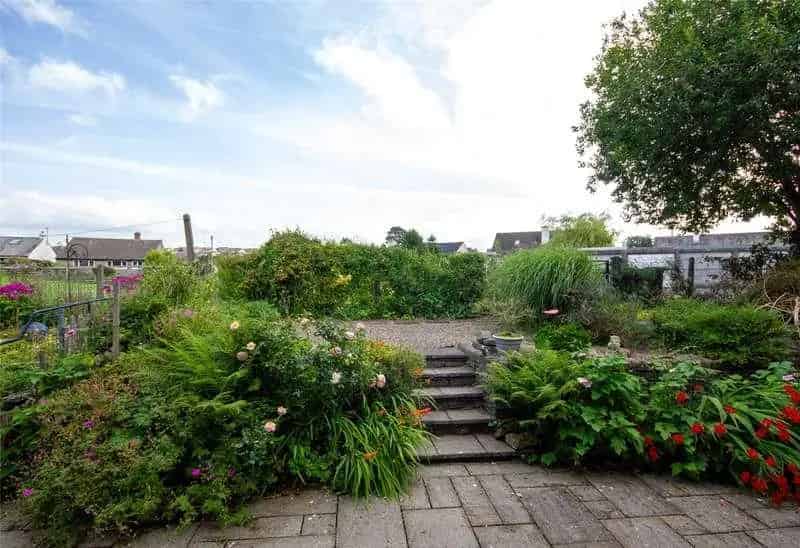 2 Bed Flat for Sale Ground Floor Parking Garden