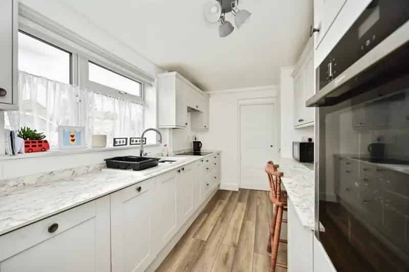 Two Bedroom Maisonette with Large Garden and Driveway Brough Green