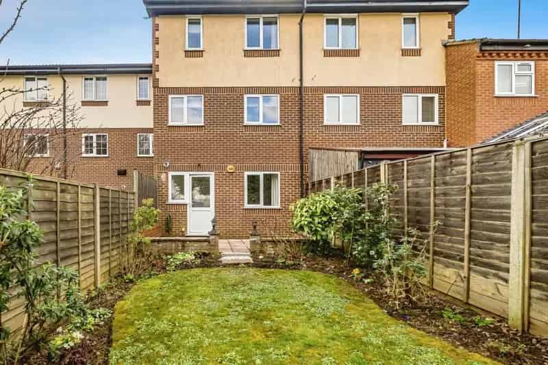 3-Bedroom Townhouse near Burnham Train Station Elizabeth Line