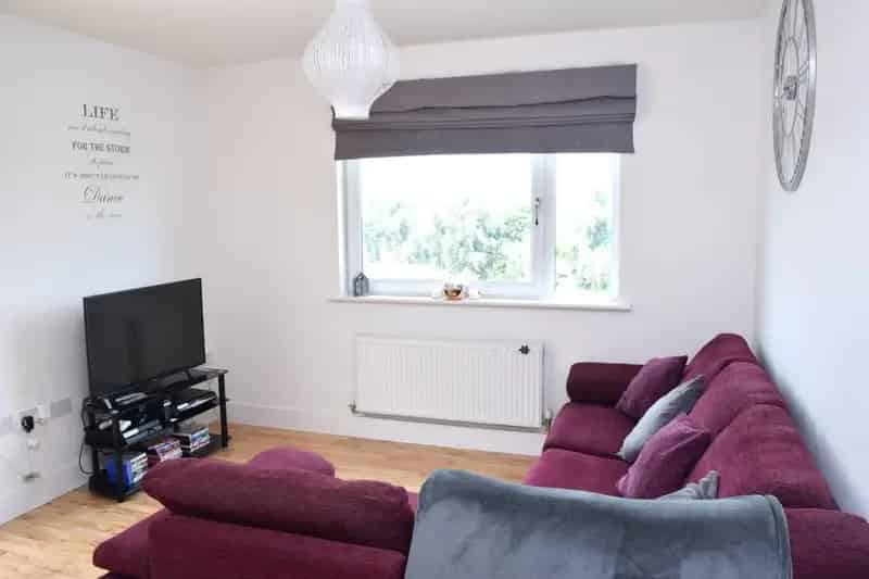 1 Bed Top Floor Flat with Parking and Balcony