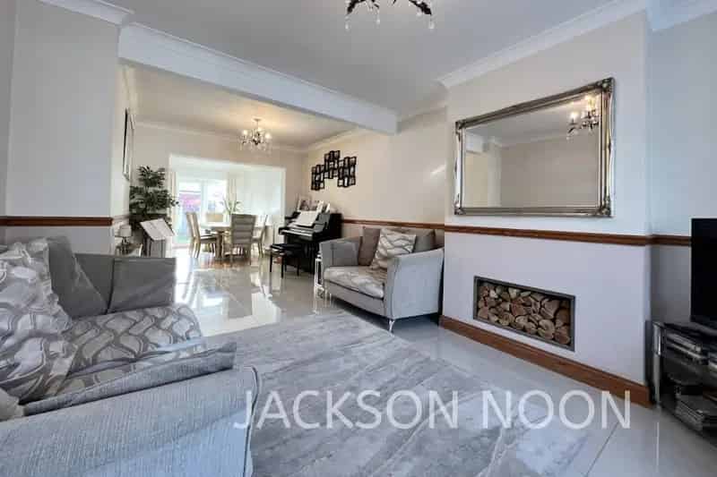 4 Bedroom Semi-Detached House with Garden and Driveway Parking