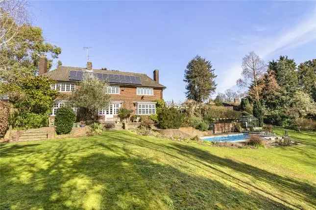 Detached House for Sale in Mill Hill NW7
