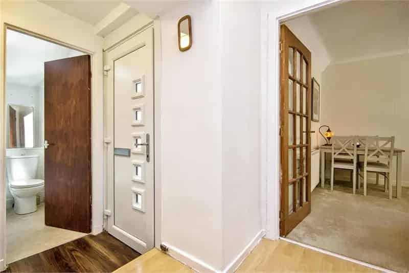 2 Bed Flat First Floor 1 Reception Room Near Rail Links
