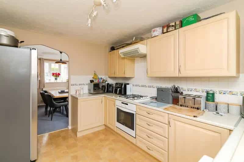 3 Bedroom Family Home with Garage and Garden Near Amenities