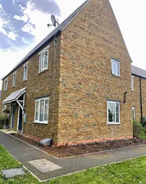 2 Bed House with Garden Near Park