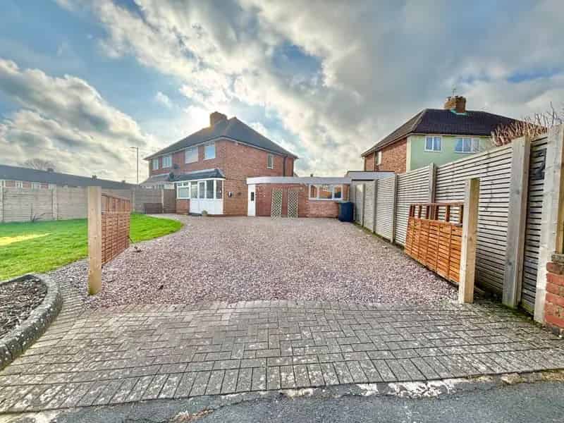 3 Bedroom Semi Detached House to Rent