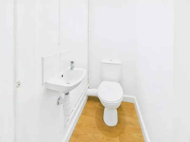 3 Bed House Large Driveway Enclosed Garden Near Amenities