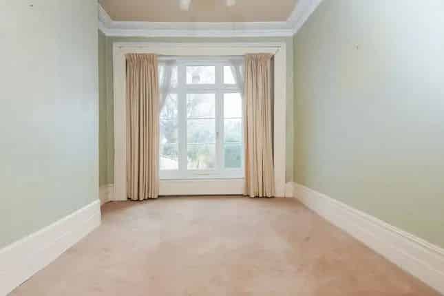 Semi-Detached House for Sale in London SW15