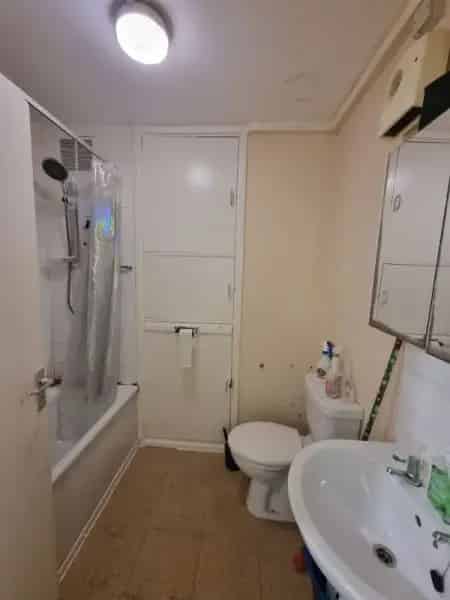 1 Bedroom Flat Near Town Centre with Balcony and Parking