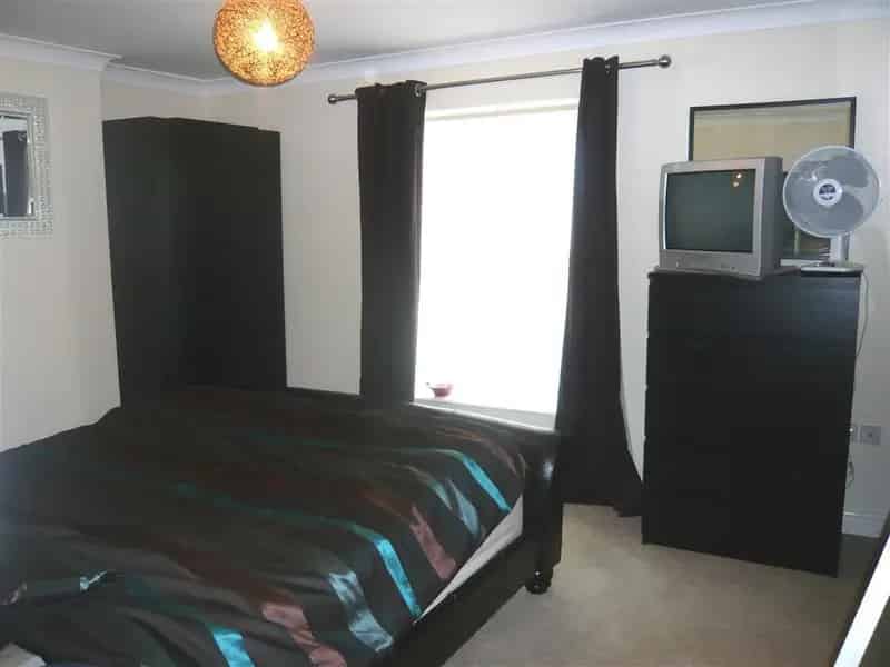 2 Bedroom Semi-Detached House Doddington - Garage & Garden