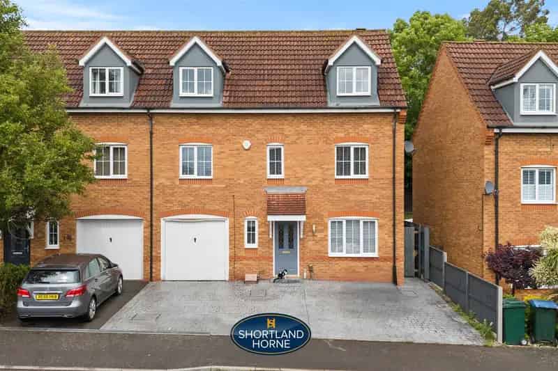 4 Bedroom Semi-Detached House for Rent