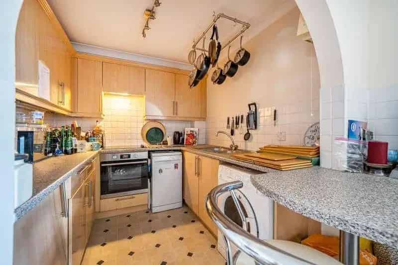 2 Bed Flat near Chertsey Station - En-suite & Parking