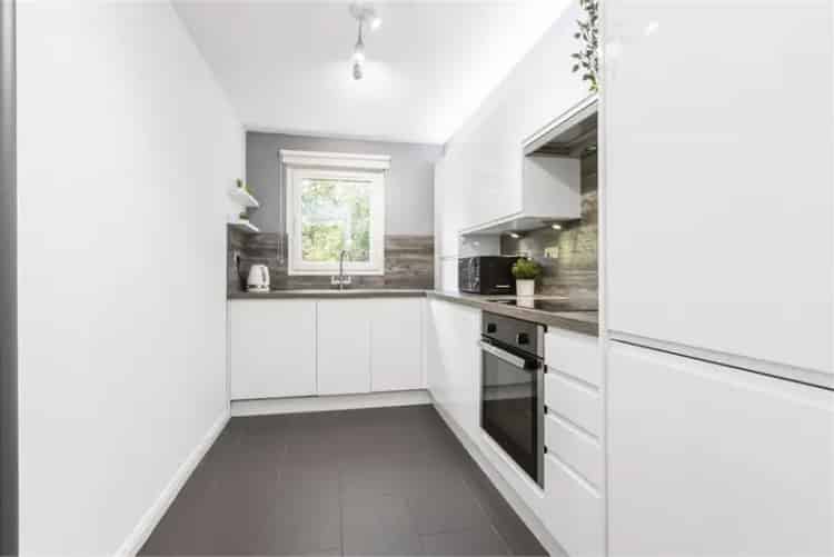 2 Bed Flat First Floor 1 Reception Room Near City Center