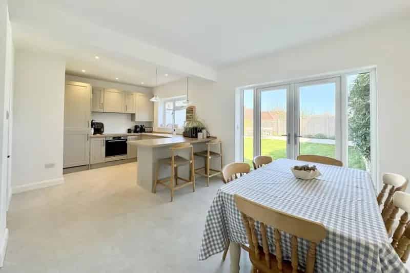 3 Bedroom Detached House for Sale in Queens Park