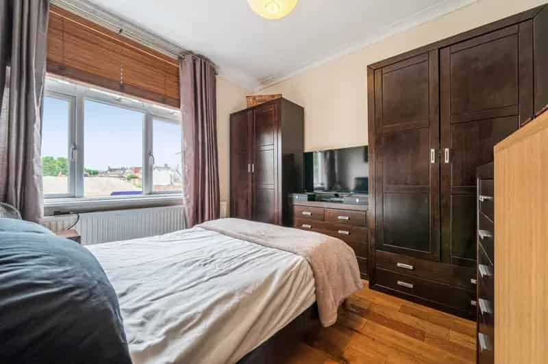 2 Bedroom Flat for Sale Near Shops and Transport