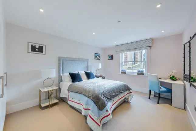 Luxury 5-Bedroom Townhouse in Clapham Old Town