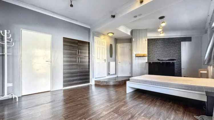 1 Bedroom House with Ensuite WC and Built in Storage