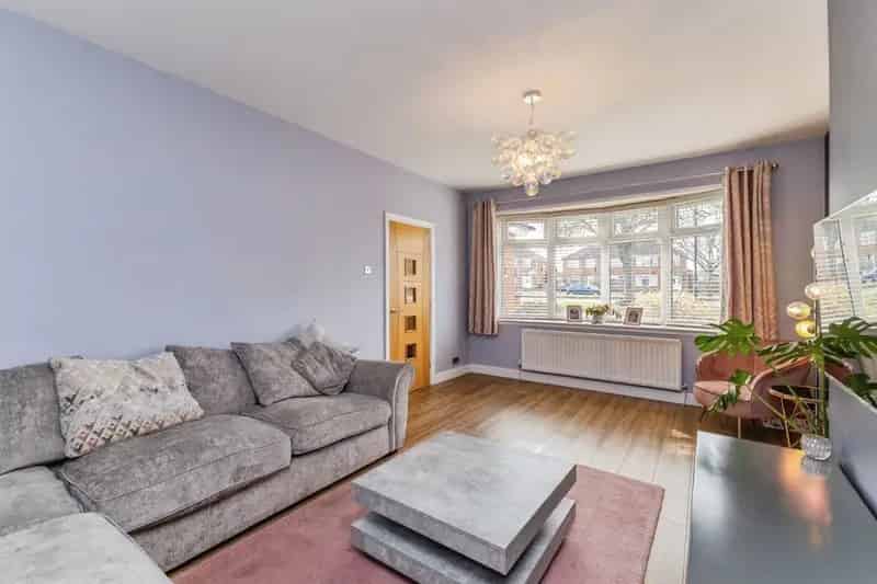 3 Bed Semi-Detached House Acklam Road Extended Kitchen Family Home Garage