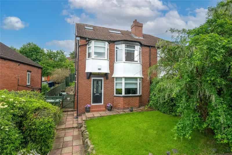 3 Bedroom Semi-Detached House Near Amenities
