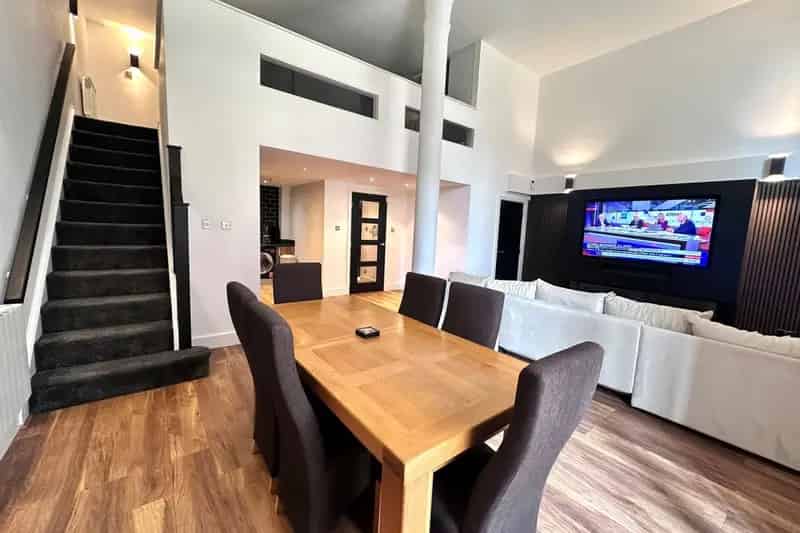 Waterfront Maisonette Apartment with Parking East Float Quay
