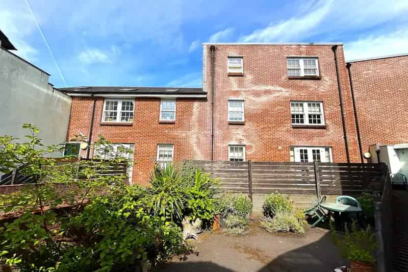 Spacious One-Bedroom Flat with Private Terrace