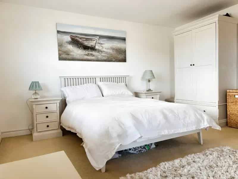 Seafront 1-Bedroom Flat to Let