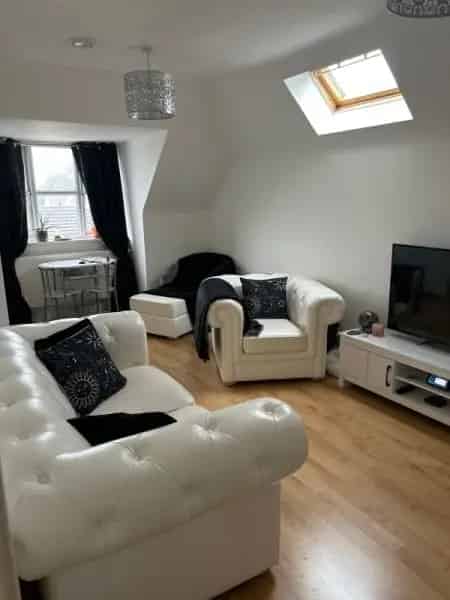 Spacious Top Floor Flat near Aldershot Town Centre