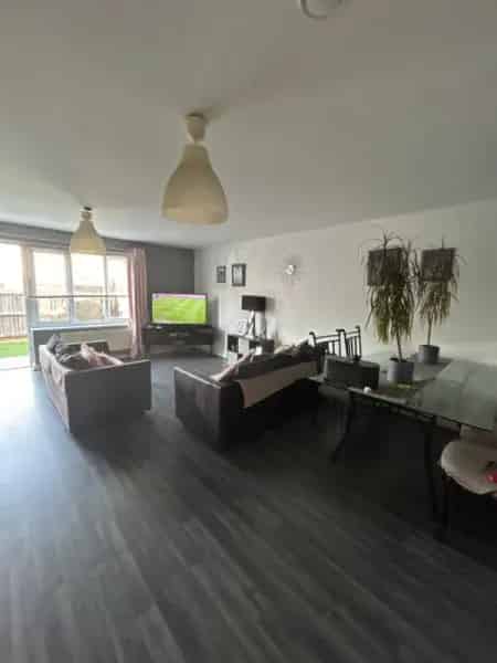 4 Bed House Near Elizabeth Line and Shops