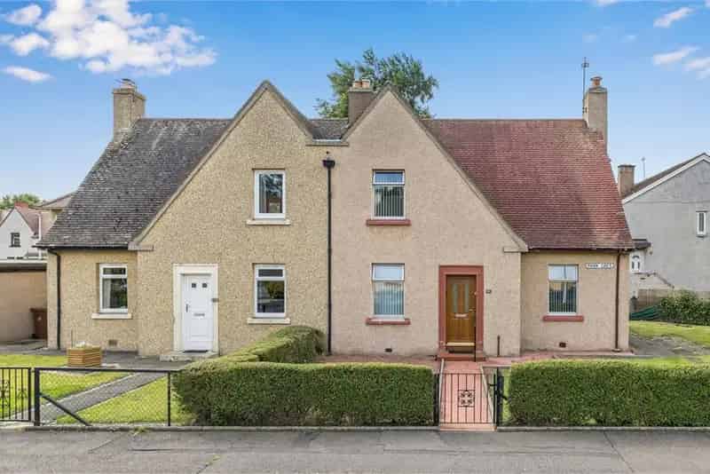 3 Bed Semi-Detached House with Garden and Off-Street Parking