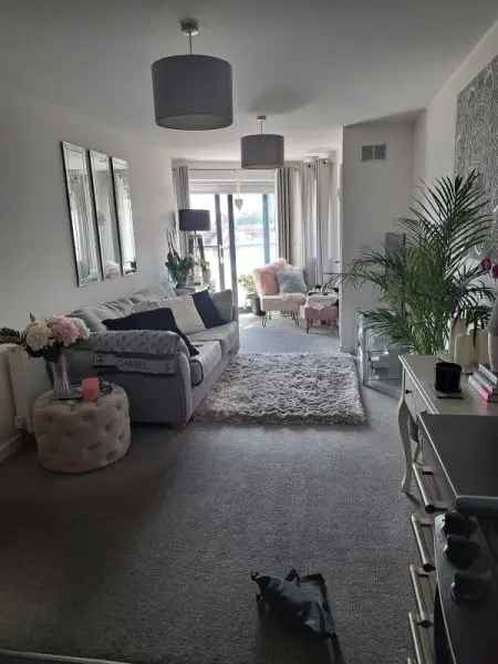 Flat For Rent in Borough of Runnymede, England