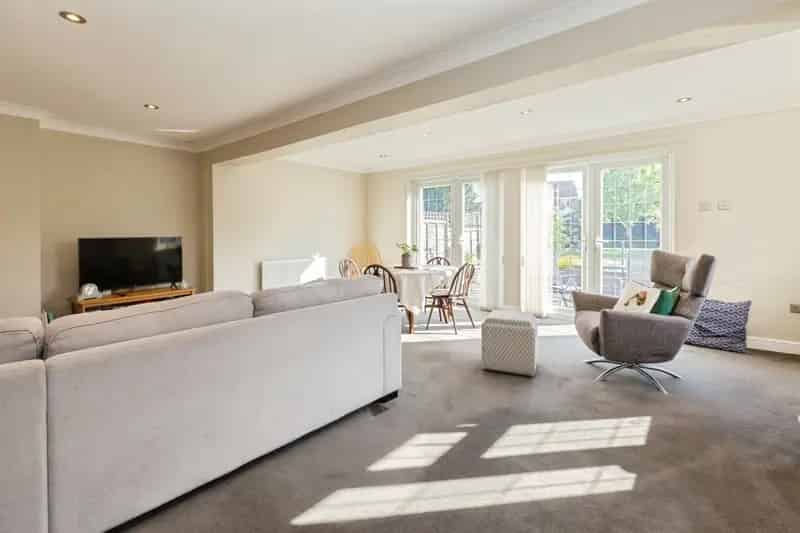 Spacious 3-Bedroom Semi-Detached House in Bedgrove