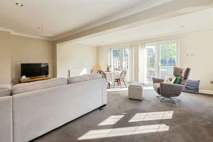 Spacious 3-Bedroom Semi-Detached House in Bedgrove
