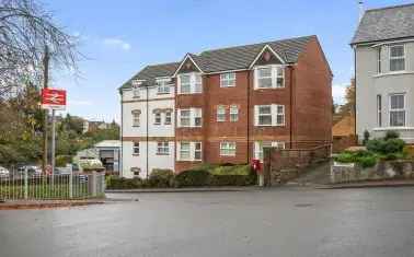 Spacious 2-bed Apartment in Honiton with Parking and En-Suite