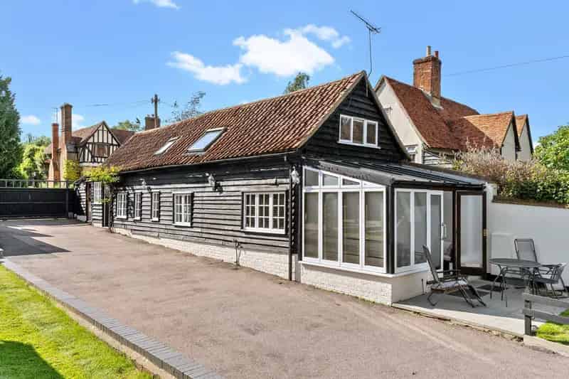 5 Bedroom Semi-Detached House with Coach House and Planning Permission