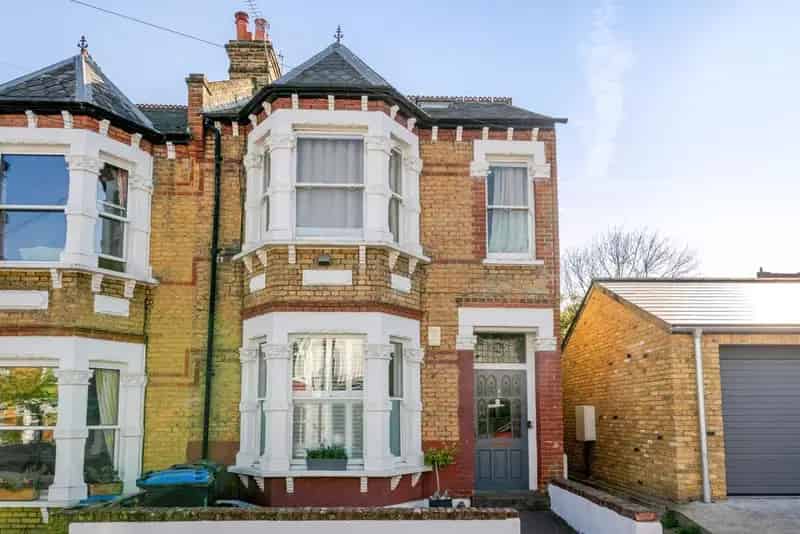 Two Bedroom Garden Flat Near Leopold Road Shops