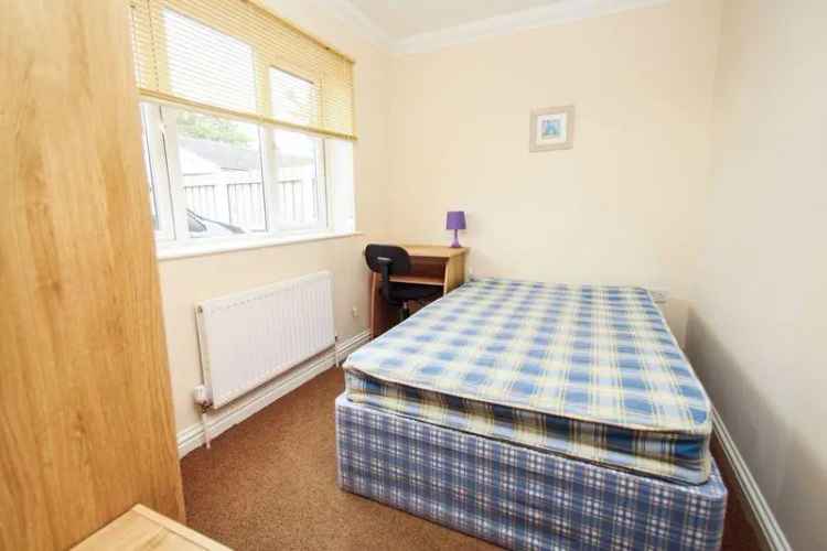3 Bedroom Semi Detached House Charminster Bournemouth Student Property