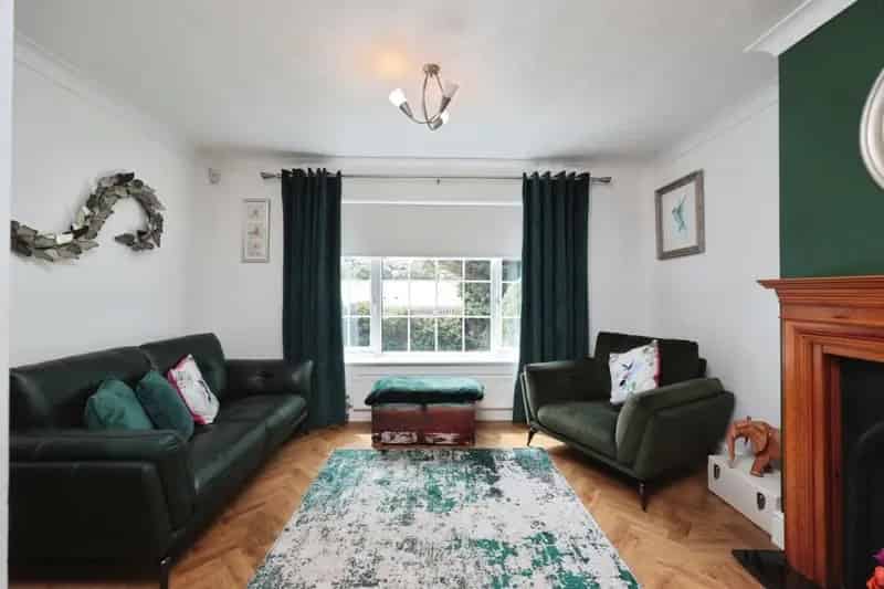 Four Bedroom Semi-Detached House in Chesham