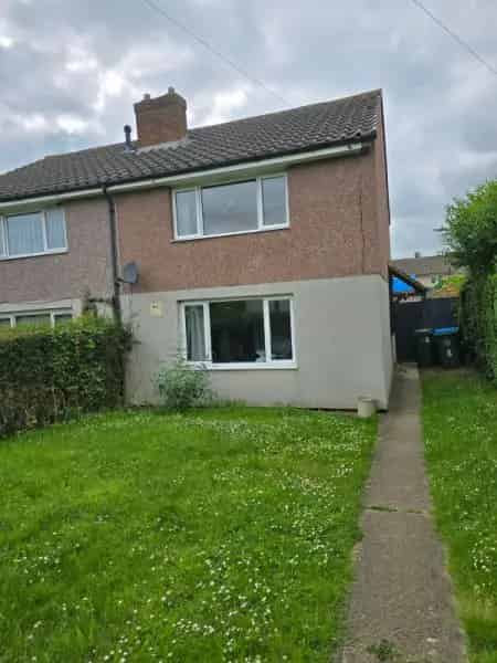Large 2 Bed Semi Detached House with Gardens Close to Supermarkets and Schools