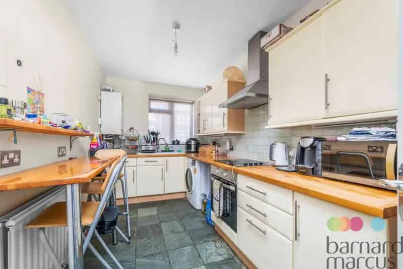 Palmers Green Flat: Spacious 2-Bed with Garage and Parking