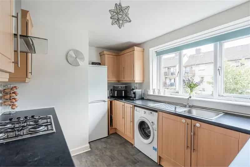 2 Bed Flat First Floor with 1 Reception Room