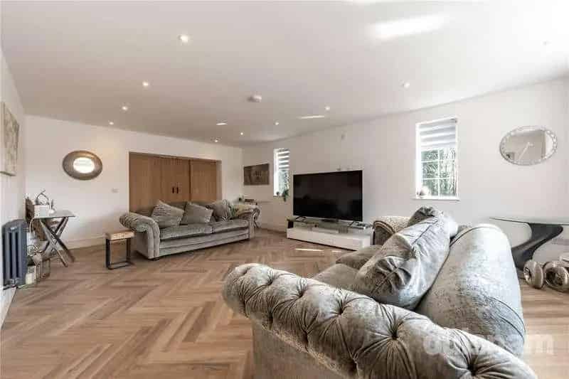 6 bed house for sale
